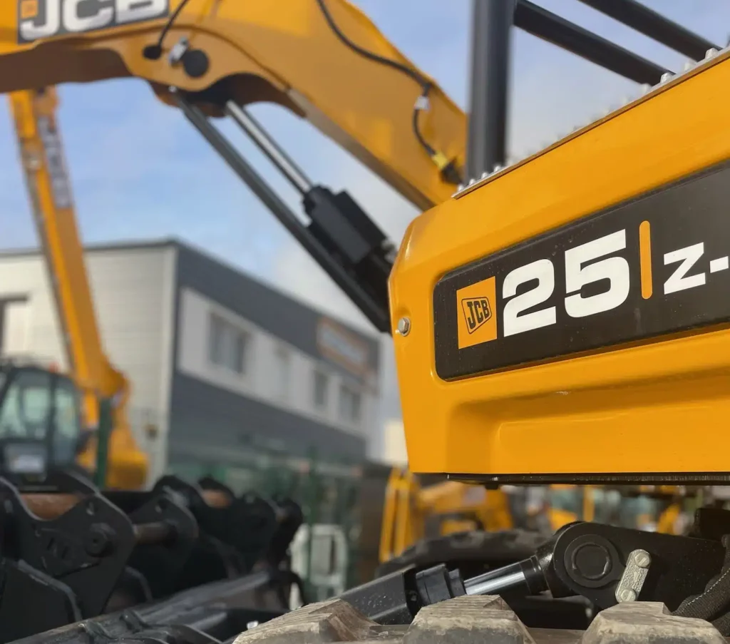 Mini-pelle compacte JCB 25Z-1 sur le parc OCCIMAT à Portiragnes