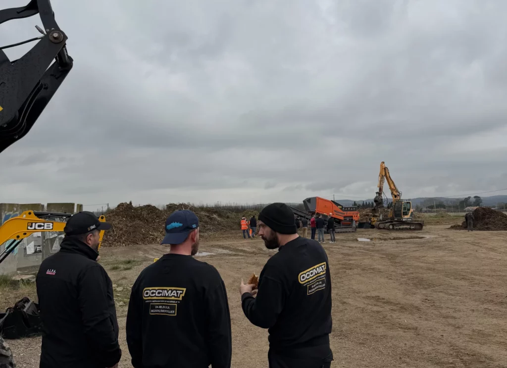Démonstration du broyeur ARJES en broyage de bois organisée par OCCIMAT lors d'une journée de démonstration dans l'Hérault.