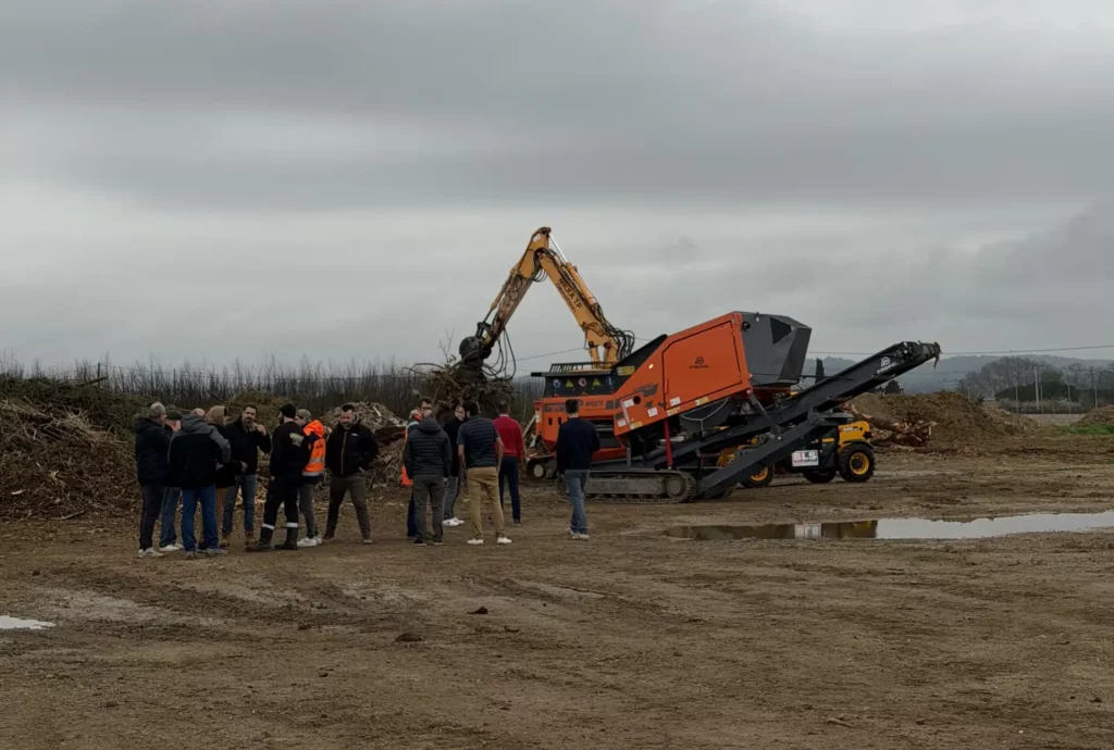 Broyeur ARJES en démonstration de broyage de bois lors d'une journée organisée par OCCIMAT.