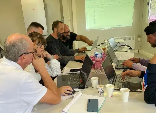 Équipe OCCIMAT en réunion de travail pour le suivi des projets et des interventions