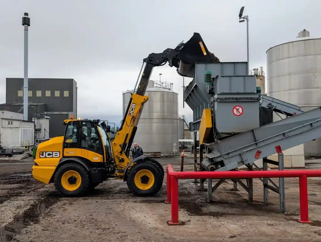 Chargeuse JCB TM320 en intervention sur un site industriel avec OCCIMAT